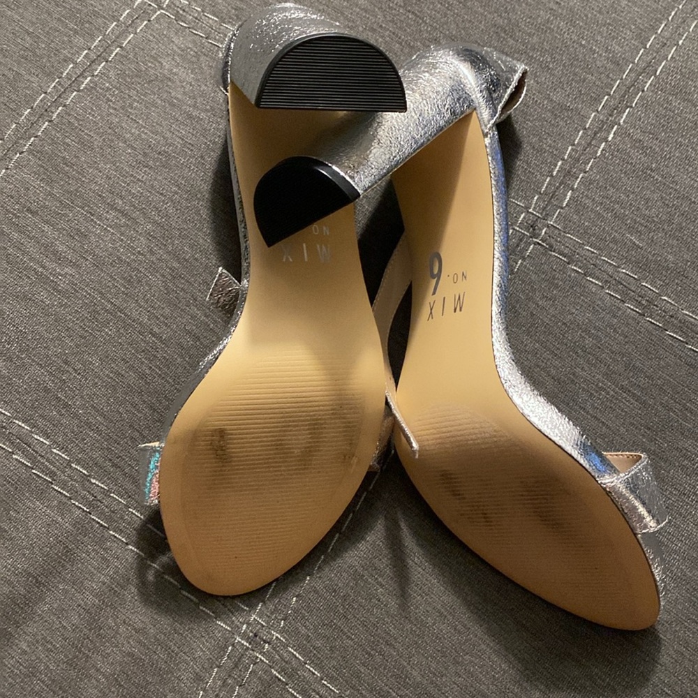 Silver high heels - Picture 3 of 3